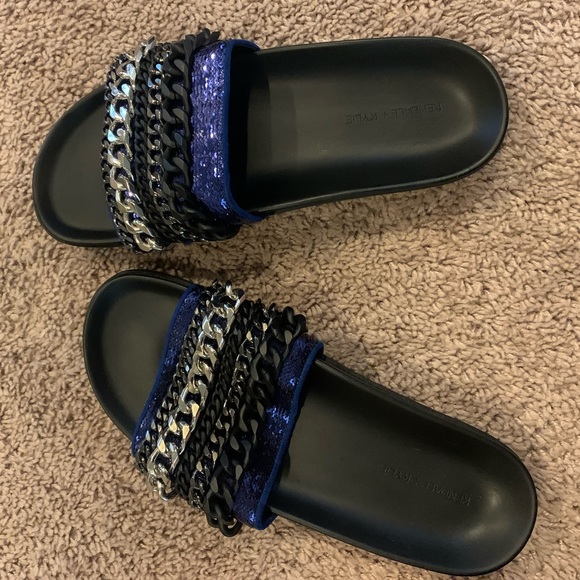 Kendall & Kylie Slides - Picture 3 of 3